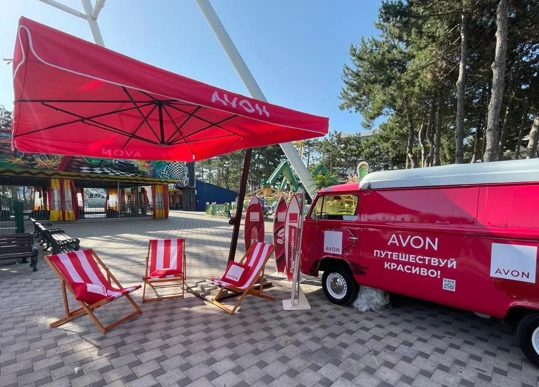 Промо-зона Avon — общий план с автобусом и креслами